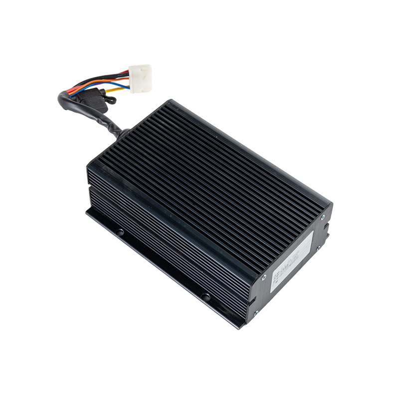 Hoog rendement Stabiele uitgang IP65 Stofdicht Oliebestendig DC48V Brede ingang Vorkheftruck DC-DC Spanningsverlagende module