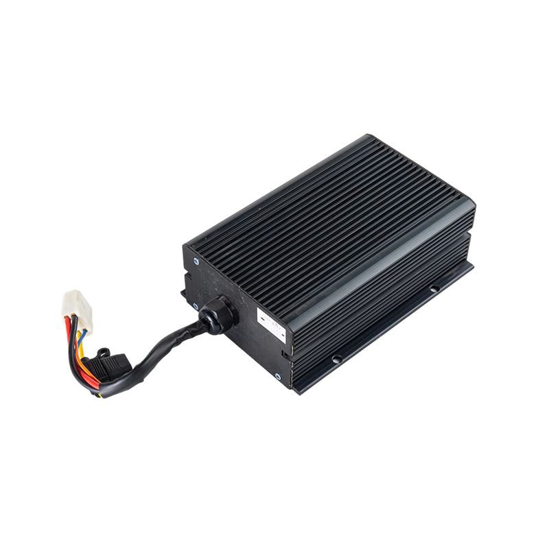 Hoog rendement Stabiele uitgang IP65 Stofdicht Oliebestendig DC48V Brede ingang Vorkheftruck DC-DC Spanningsverlagende module